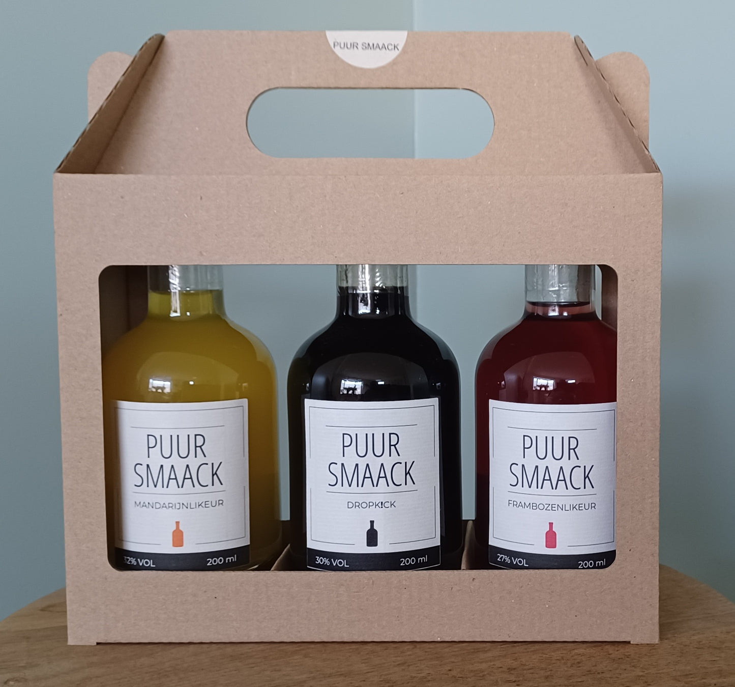 Leuke cadeauverpakking, bestel er drie flesjes likeur van 200 ml naar keuze bij.
